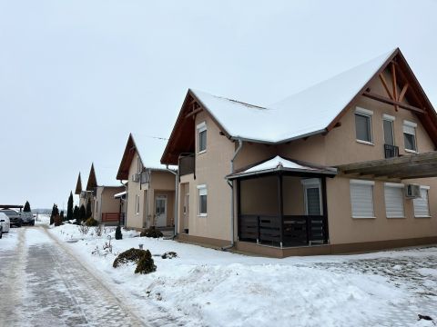 Eladó Lakás 2336 Dunavarsány , Eladó egy 3 hálós tetőtéri lakás közel a Jade beach-hez 