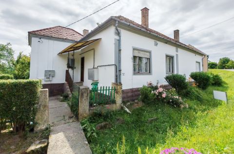 Eladó Ház 8840 Csurgó , Csurgó város mellékutcájában, két generációs kertes családi ház eladó! 