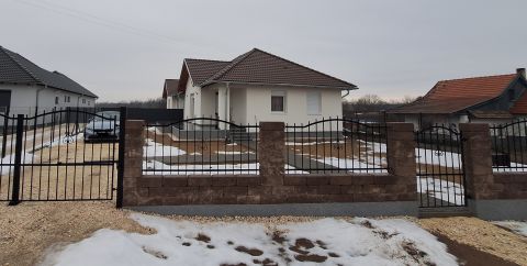 Eladó Ház 2211 Vasad Újépítésű ikerházfél, 500 nm-es saját telekkel!!