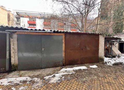 Eladó Parkoló 1082 Budapest 8. kerület , Corvin pláza! Műhelykén, tárolóként használható dupla garázs