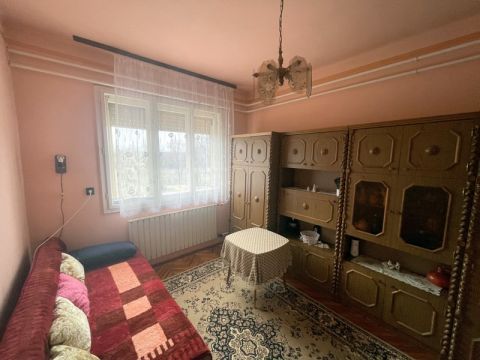 Eladó Ház 4534 Székely Székely aszfaltozott utcájában.