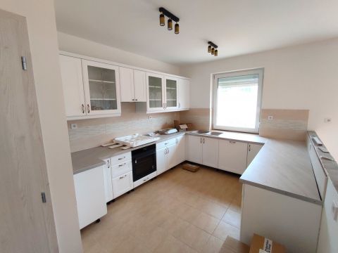 Eladó Ház 2113 Erdőkertes Modern, energiahatékony ikerház saroktelken