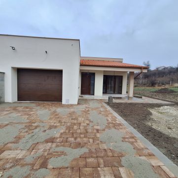 Eladó Ház 2086 Tinnye 