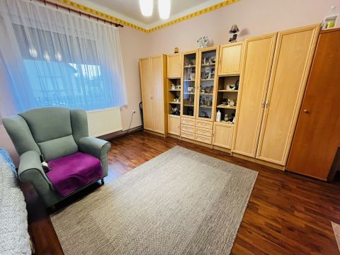 Eladó Ház 2337 Délegyháza , Karbantartott családi ház, csendes utcában!