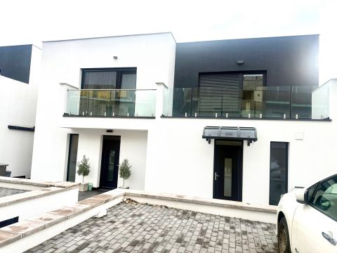 Eladó Ház 2146 Mogyoród , Mogyoród Asztra filmstúdió közelében