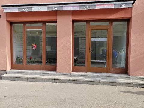 Kiadó Üzlethelyiség 8500 Pápa , Március 15 Tér 