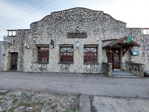 Eladó Vendéglátás 8145 Nádasdladány , Nádasdy-kastély mellett 200 nm-es vendéglő