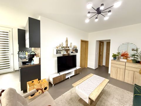 Eladó Lakás 4200 Hajdúszoboszló , Újszerű, 2 szoba + nappali, erkéllyel, kertrésszel