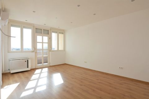 Eladó Lakás 6000 Kecskemét , Csokor utcán 2 szobás lakás garázzsal az árban