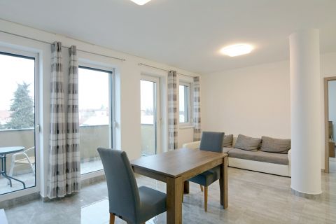 Kiadó Lakás 6000 Kecskemét Belvárosban nappali+hálós, bútorozott lakás beállóval