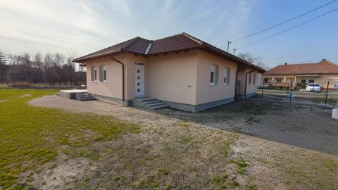 Eladó Ház 2347 Bugyi , Központhoz közel, csendes utcában