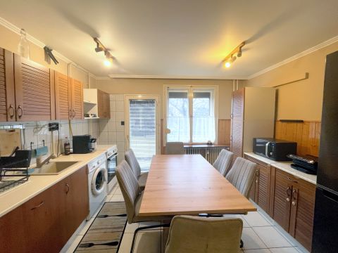 Eladó Lakás 2700 Cegléd , 78 nm-es tágas, 3. emeleti, belvárosi, nagy erkélyes lakás