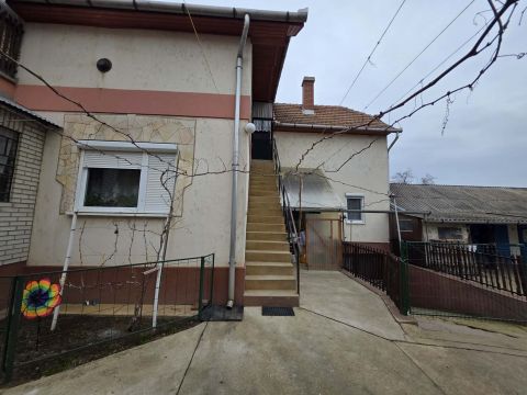 Eladó Ház 5350 Tiszafüred , Öreg halász Étterem parkoló