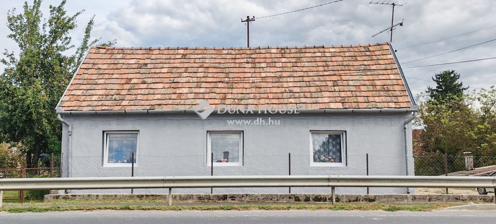 8840 Csurgó , Csurgó városának főutcáján eladó felújított családi ház! — 1/18