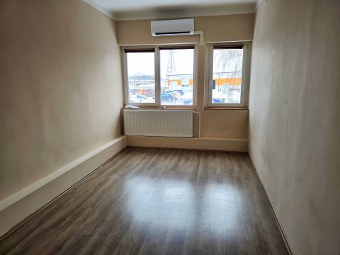 Kiadó Iroda 7630 Pécs , Felújított irodaházban 15 nm-es klímás iroda helyiség