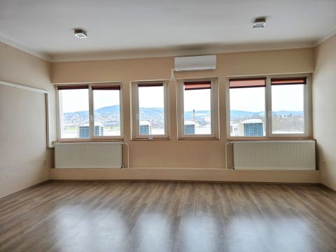 Kiadó Iroda 7630 Pécs , Felújított irodaházban 100 nm-es klímás iroda helyiség