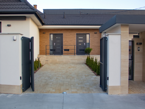 Eladó Lakás 6300 Kalocsa Belvárosi kertkapcsolatos luxuslakás 