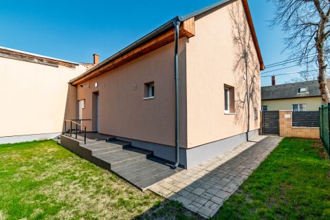 Eladó Ház 1185 Budapest 18. kerület TELJESKŐRŰEN FELÚJÍTOTT, 3 SZOBÁS, 70m2-es IKERHÁZ, 