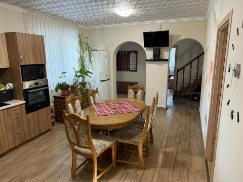 Eladó Ház 4150 Püspökladány Családi ház vállalkozás céljára is alkalmas helyiségekkel