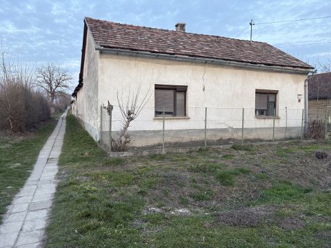 Eladó Ház 8135 Dég Frekventált helyen, felújítandó ház.