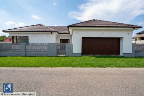 Eladó Ház 6065 Lakitelek Nappali + 3 szobás, dupla garázs, hőszivattyús fűtés!