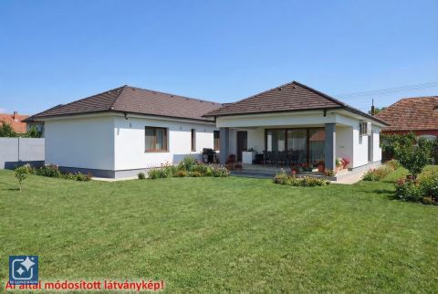 Eladó Ház 6065 Lakitelek , Nappali + 3 szobás, dupla garázs, hőszivattyús fűtés!