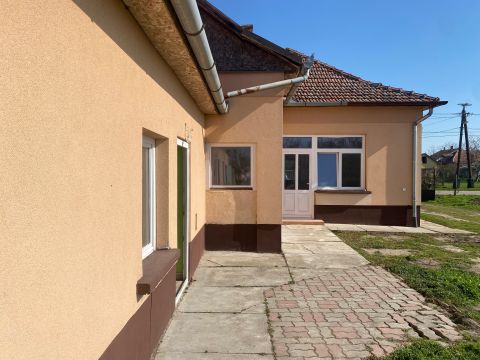 Eladó Ház 2746 Jászkarajenő , 86 nm-es részben felújított családi ház
