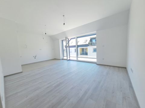 Eladó Lakás 1096 Budapest 9. kerület ,  Egyetemeknél nagyerkélyes, Nappali+2 hálós, újépítésű lakás