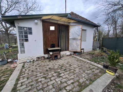 Eladó Ház 6100 Kiskunfélegyháza , Zártkerti tégla épület szoba, konyha, fürdővel