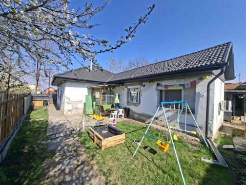 Eladó Ház 5000 Szolnok Cukorgyári Lakótelep-től nem messze