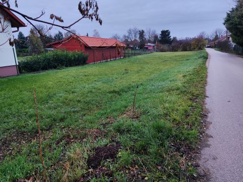 Eladó Telek 2475 Kápolnásnyék , kis utcában, a központ közelében