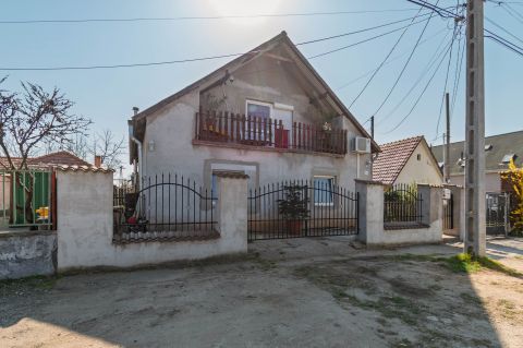 Eladó Ház 2360 Gyál Közepes állapotú, 5 szobás, 127m2-es, utca fronti ikerház