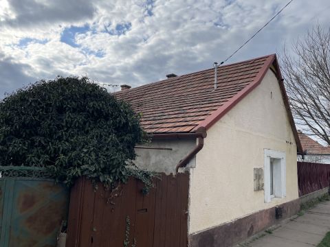 Eladó Ház 2200 Monor , Kisfaludy utca