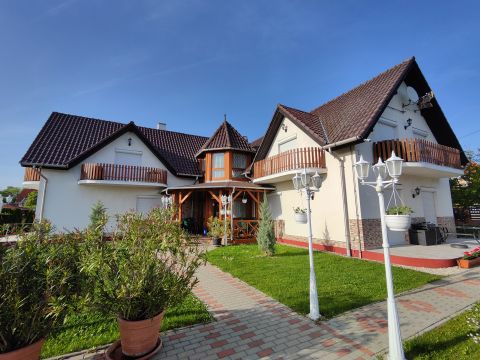 Eladó Ház 8315 Gyenesdiás , Működő vendégház, 8 apartmannal, mendencével!
