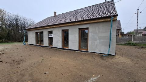 Eladó Ház 2113 Erdőkertes Új építésű családi ház központi, de nyugodt részen