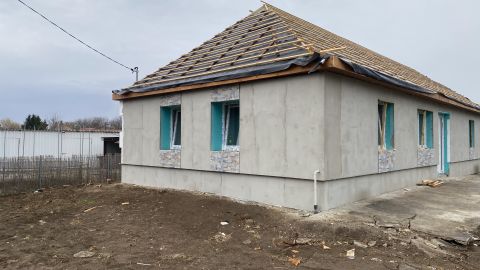 Eladó Ház 2764 Tápióbicske , Igényesen felújított ikerházfél központhoz közel