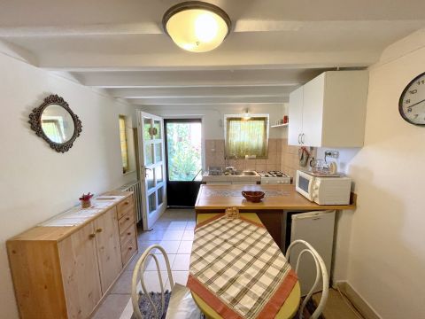 Kiadó Lakás 6000 Kecskemét  Kiadó, udvarból nyíló 30 nm-es bútorozott lakrész