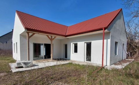 Eladó Ház 7045 Györköny , Györköny, csendes kis utcájában