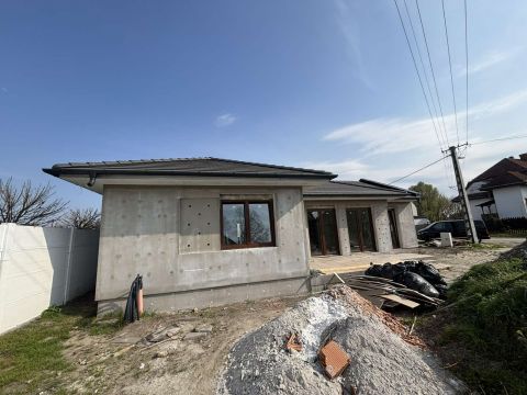 Eladó Ház 6000 Kecskemét Magas minőségben megépített családi ház eladó Vacsiközben