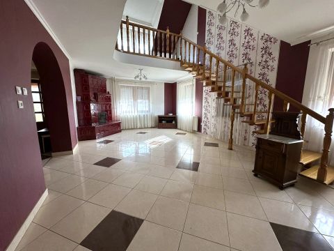 Eladó Ház 6078 Jakabszállás , Kecskemét mellett nyugodt utcában kétszintes,tágas családi h