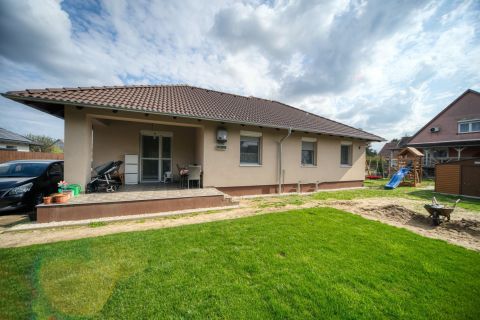 Eladó Ház 2730 Albertirsa , Újszerű négy szobás családi ház!