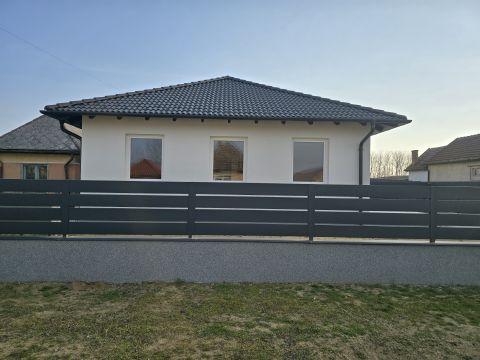 Eladó Ház 2724 Újlengyel 