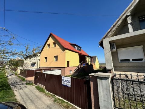 Eladó Ház 8083 Csákvár , Csákvár frekventált részén