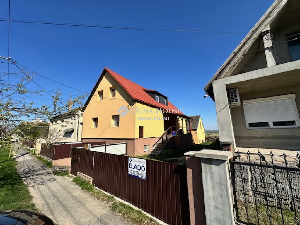 8083 Csákvár , Csákvár frekventált részén — 1/19