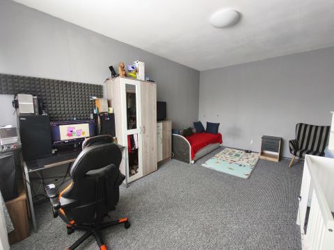 Eladó Lakás 2400 Dunaújváros Interspar-hoz közel, 3. emeleti, 1 + 2 félszobás lakás eladó