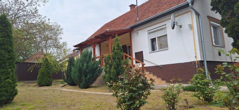 Eladó Ház 6000 Kecskemét , AZONNAL KÖLTÖZHETŐ NAPPALI+3 SZOBÁS TÉGLA HÁZ ELADÓ