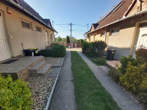 Eladó Lakás 2117 Isaszeg =Sorházi lakás, gépkocsi beállóval, saját  kert és terasz==