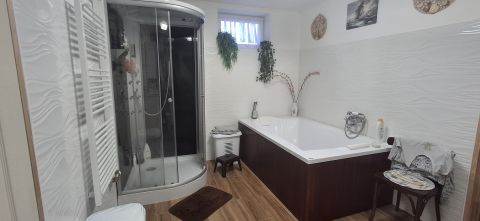 Eladó Ház 2112 Veresegyház , Veresegyházán felújított családi ház.