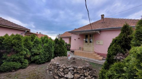 Eladó Ház 5100 Jászberény Jászberény központjában négyszobás, téglaépítésű családi ház