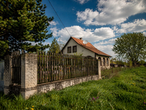 Eladó Ház 2241 Sülysáp , Sülysáp belterületi részén tégla építésű ház hatalmas telken